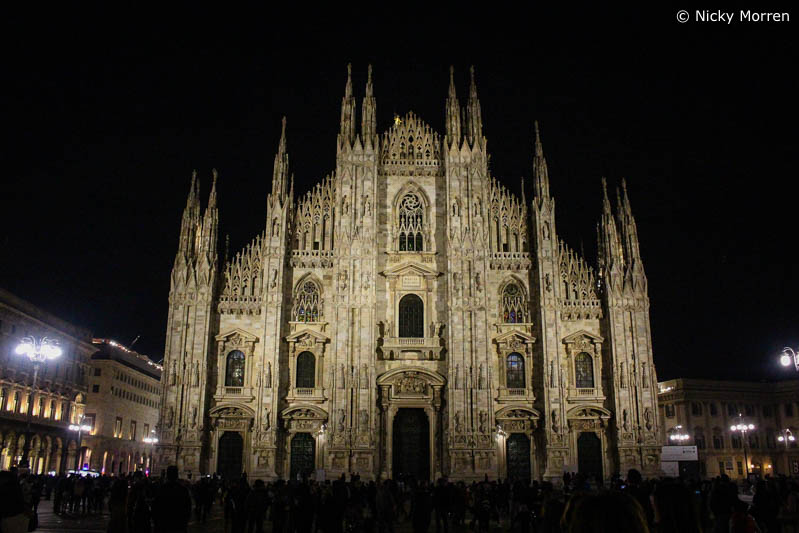 Kathedraal van Milaan in het donker