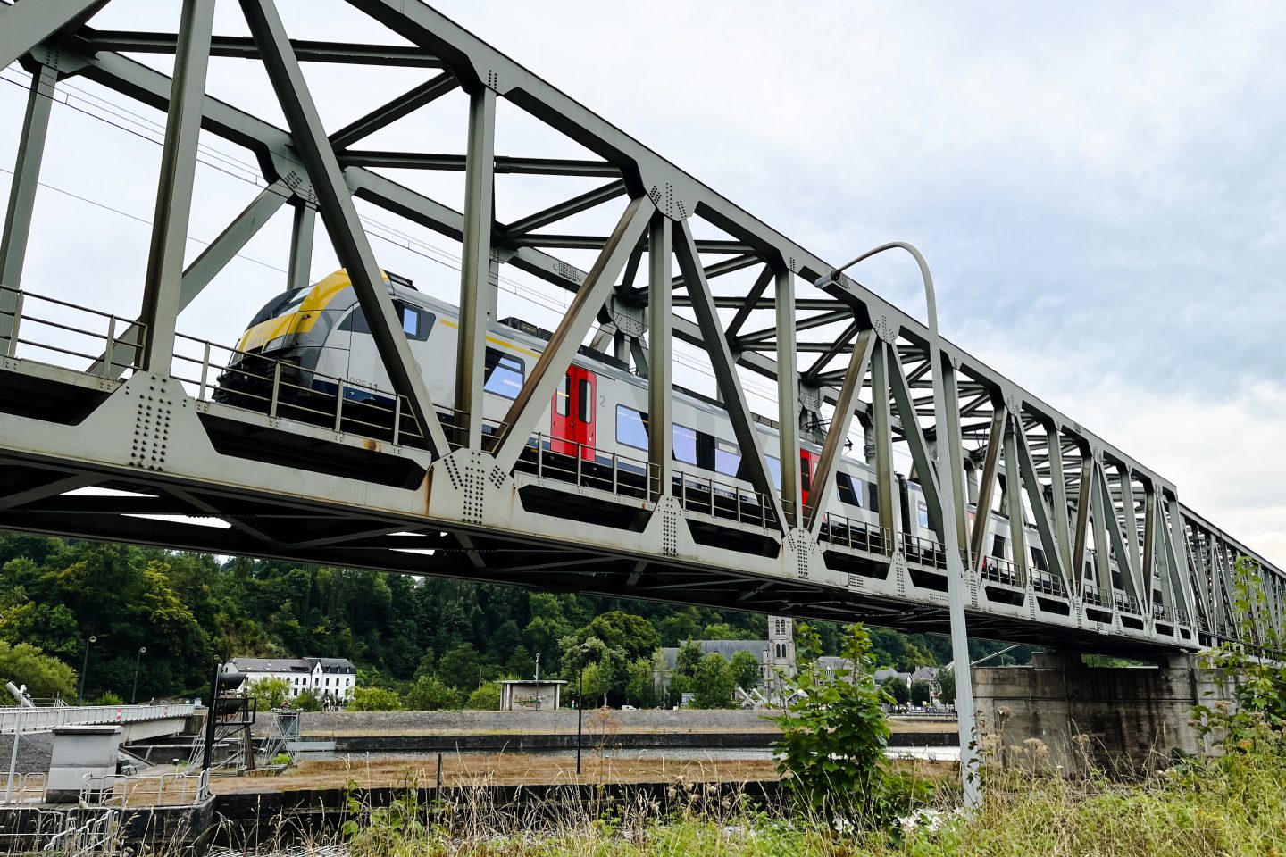 Desiro op spoorbrug in Anseremme